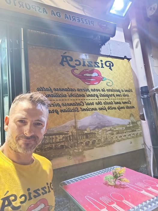 Antonio Garozzo davanti alla pizzeria PizzicÀ