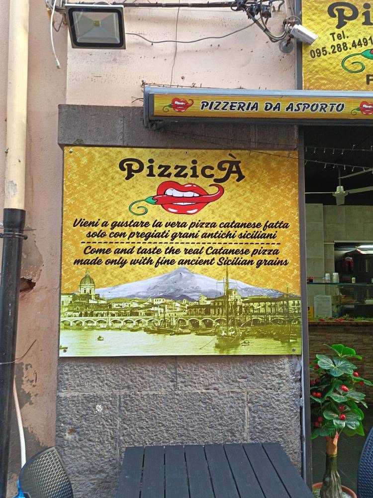 Insegna PizzicÀ e scorcio di Catania