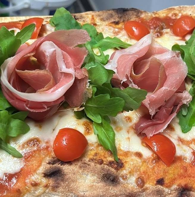 Pizza PizzicÀ con rucola, pomodorini e prosciutto